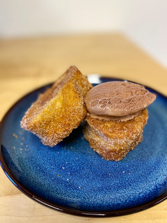 Una foto de Torrijas tradicionales con helado