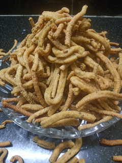 बेसन के नमकीन सेव (Besan ke namkeen sev recipe in hindi) रेसिपी मुख्य फोटो