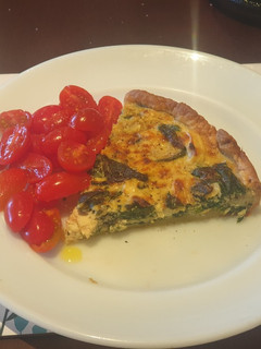 Una foto de Quiche de ricotta, espinacas y pollo