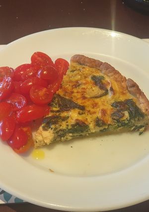 Una foto de Quiche de ricotta, espinacas y pollo
