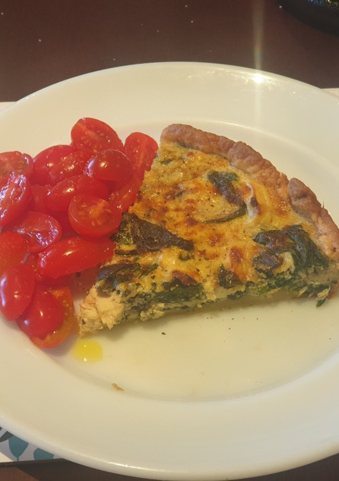 Una foto de Quiche de ricotta, espinacas y pollo