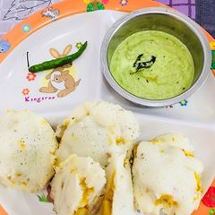 A picture of Stuff idli with coconut chutney.