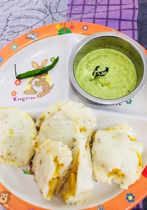 A picture of Stuff idli with coconut chutney.