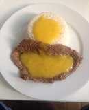 Bistec con salsa de mango y arroz con coco