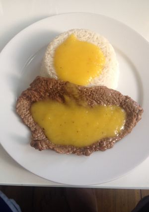 Una foto de Bistec con salsa de mango y arroz con coco
