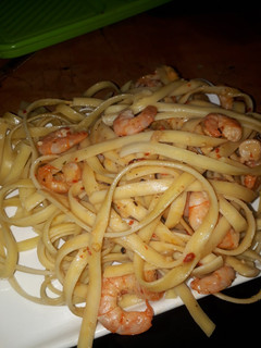 Una foto de Pasta con camarones al vino blanco