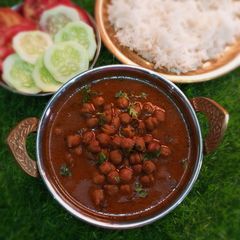 A picture of Kala chana masala curry.