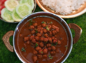 A picture of Kala chana masala curry.