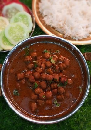 A picture of Kala chana masala curry.