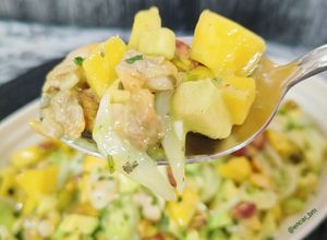 Una foto de Ceviche de berberechos y mango
