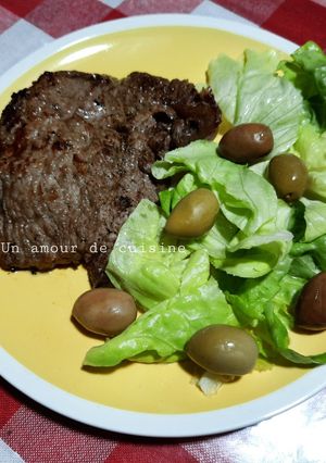 Une photo de Steak poêlé salade 🍴