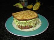 Una foto de sandwich de pan integral