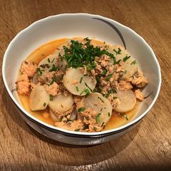 A picture of Tined salmon and mooli.