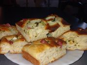 Una foto de focaccia con levadura fresca