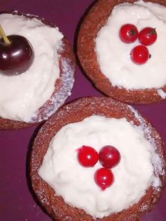Túrós krémmel töltött kakaós kosárkák muffinsütőben sütve recept fotója