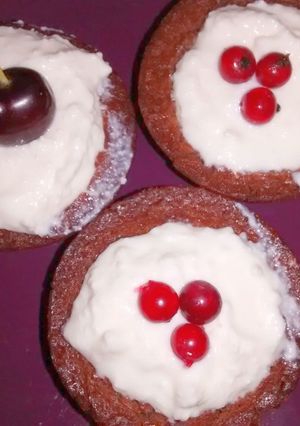 Túrós krémmel töltött kakaós kosárkák muffinsütőben sütve recept fotója