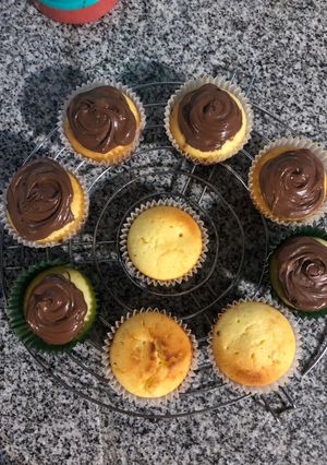 Una foto de Muffins de naranja con cobertura de chocolate