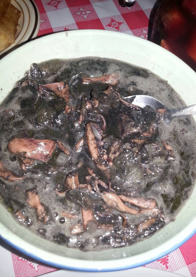 Una foto de Chipirones en su tinta