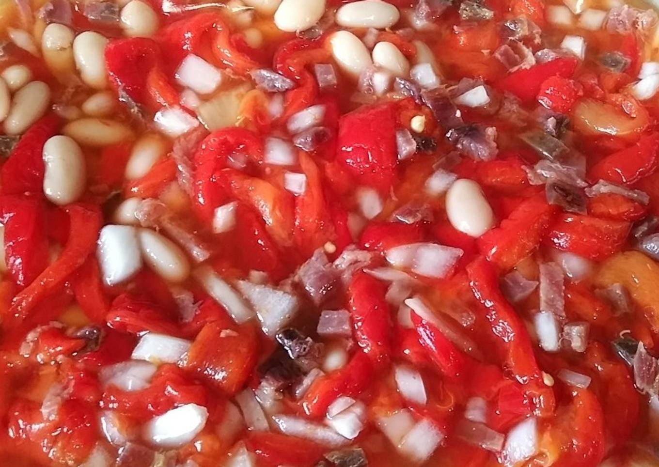 Ensaladilla de pimientos asados con judías y salazones
