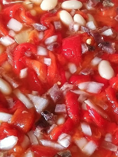 Una foto de Ensaladilla de pimientos asados con judías y salazones