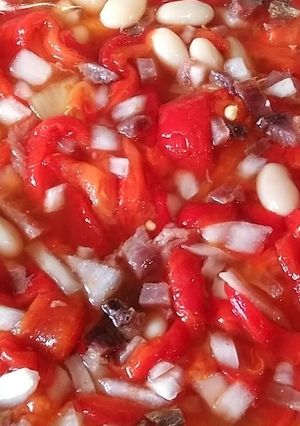 Una foto de Ensaladilla de pimientos asados con judías y salazones