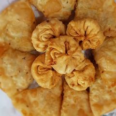 Chicken samosas and kachori 😋 A picture of Chicken samosas and kachori 😋.