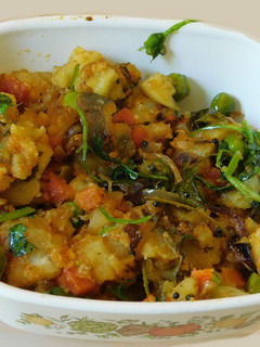 காலிஃப்ளவர், பச்சை பட்டாணி, கேரட், உருளை கறியமுது (Kariyamuthu Recipe in Tamil) செய்முறை முக்கிய புகைப்படம்