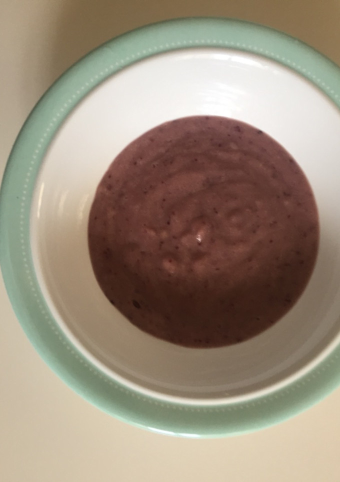 Una foto de Papilla de cerezas y pera con galletas - pera BLW mixto