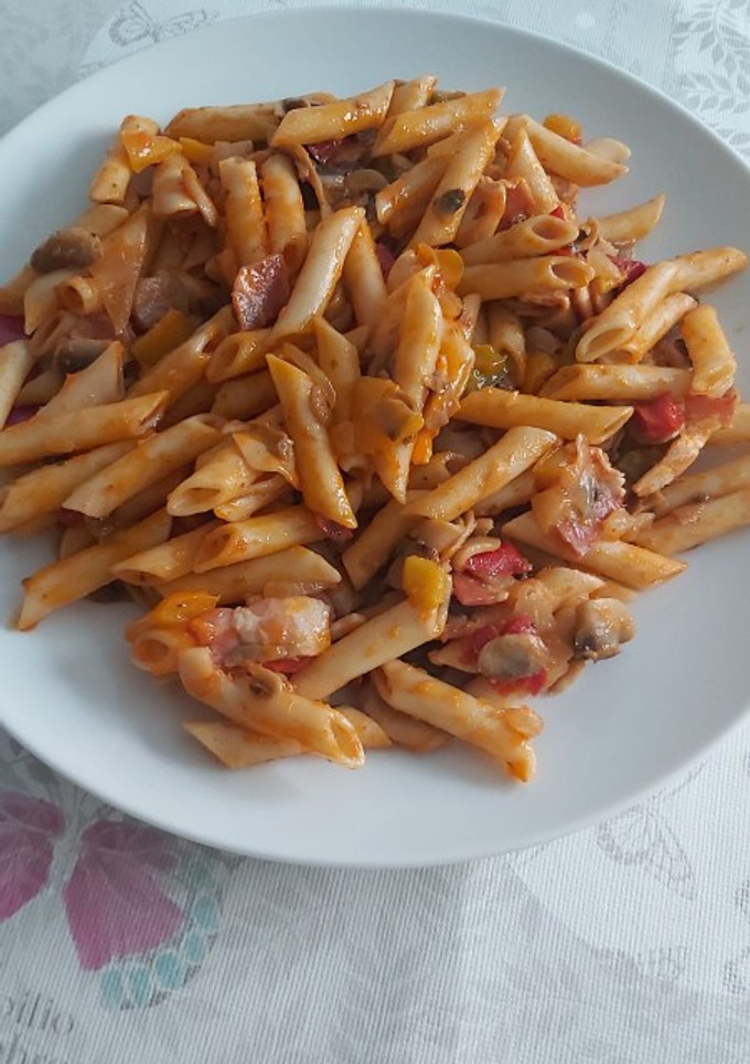 Una foto de Macarrones con verdura, bacon y queso