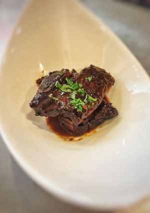 Hình của món Sườn bò om rượu vang.