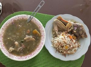 Una foto de Sancocho de gallina criolla con arroz de fideos