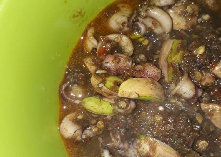 Tumis cumi tinta hitam pedas