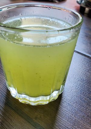 Una foto de Agua de nopal con limón
