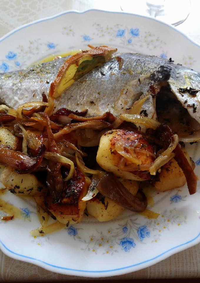 Una foto de Dorada a las hierbas provenzales