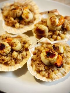 Una foto de Vieiras con garbanzos al cava