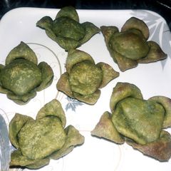 A picture of Spinach flower mathri.