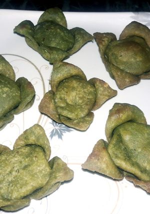 A picture of Spinach flower mathri.