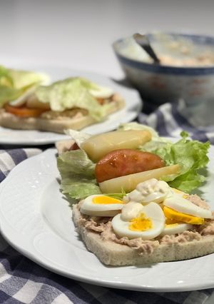 Foto principal de Sandwich de atún y huevo, un clásico en las cenas de casa