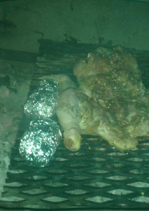 Una foto de Pollo con papas a la parrilla