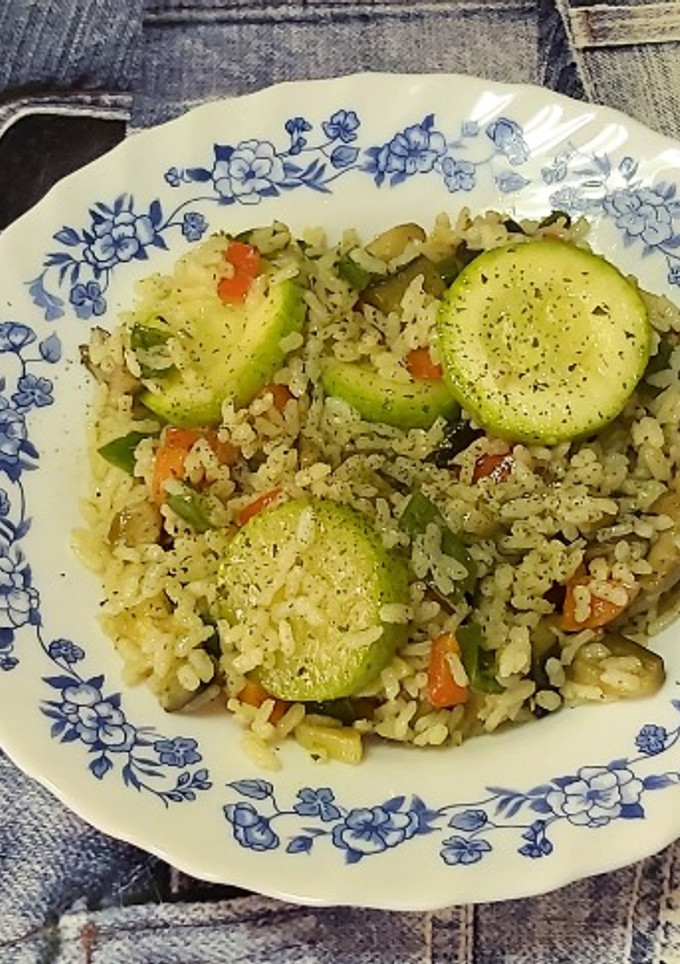 Una foto de Arroz salteado con verduras y especias