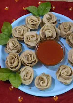 A picture of Rose shaped veg momos.