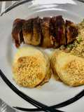 Filé recheado de brie, envolto no bacon, farofa de aspargos e palmito gratinado