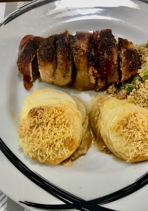 Foto de Filé recheado de brie, envolto no bacon, farofa de aspargos e palmito gratinado