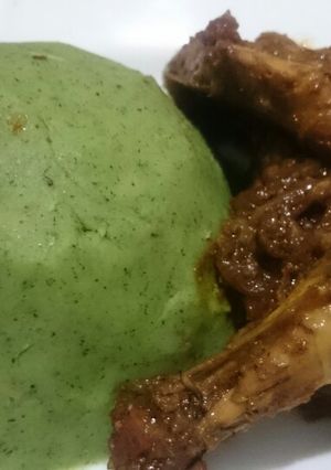 A picture of Fried chicken and mokimo.