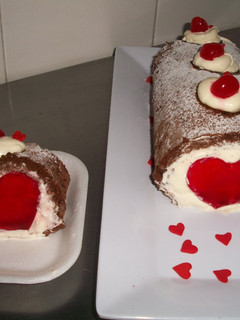 Una foto de Pionono de chocolate con corazón de gelatina