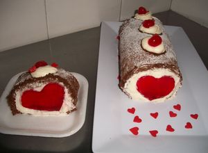 Una foto de Pionono de chocolate con corazón de gelatina