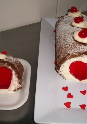 Una foto de Pionono de chocolate con corazón de gelatina