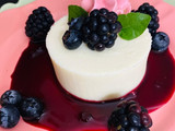 Panna cotta con coulis de jamaica y mezcal oaxaqueño