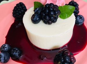 Una foto de Panna cotta con coulis de jamaica y mezcal oaxaqueño