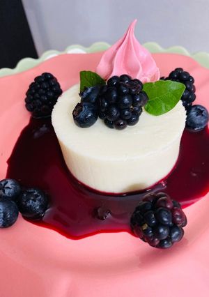 Una foto de Panna cotta con coulis de jamaica y mezcal oaxaqueño